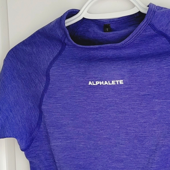 Alphalete Amplify Crop Top - Picture 2 of 8